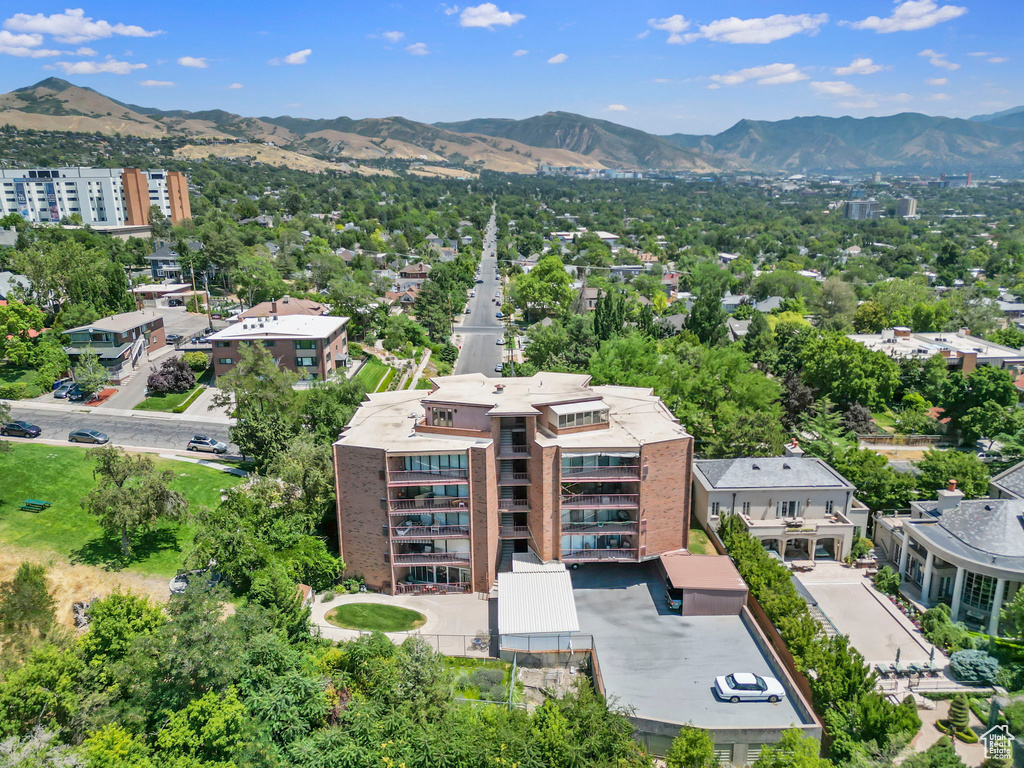 Bird\\\'s eye view featuring a mountain view