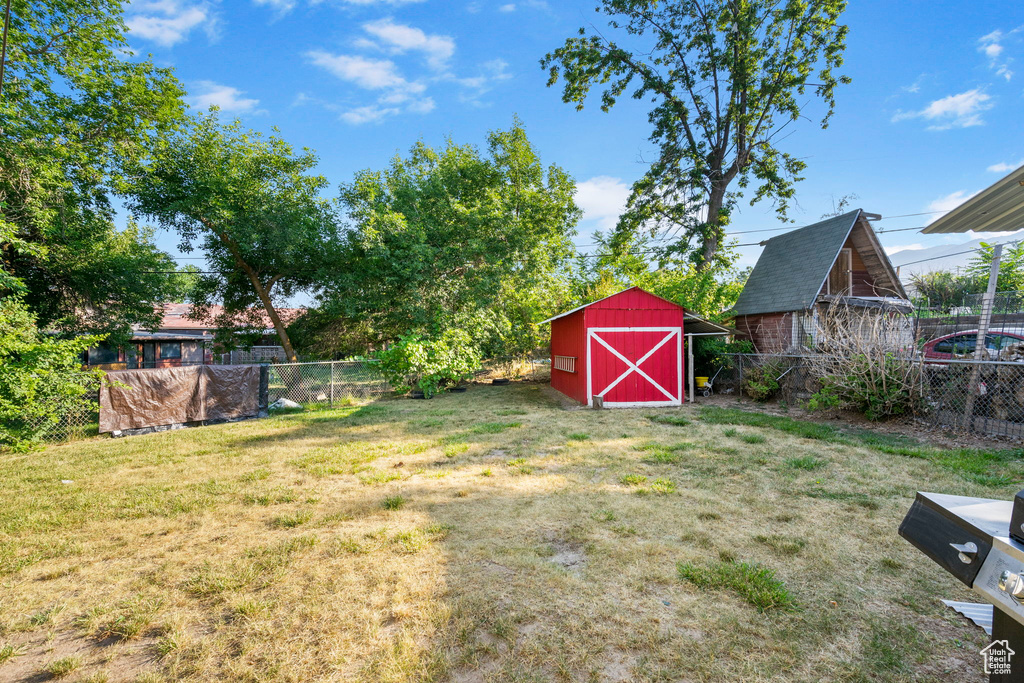 View of yard featuring a storage shed