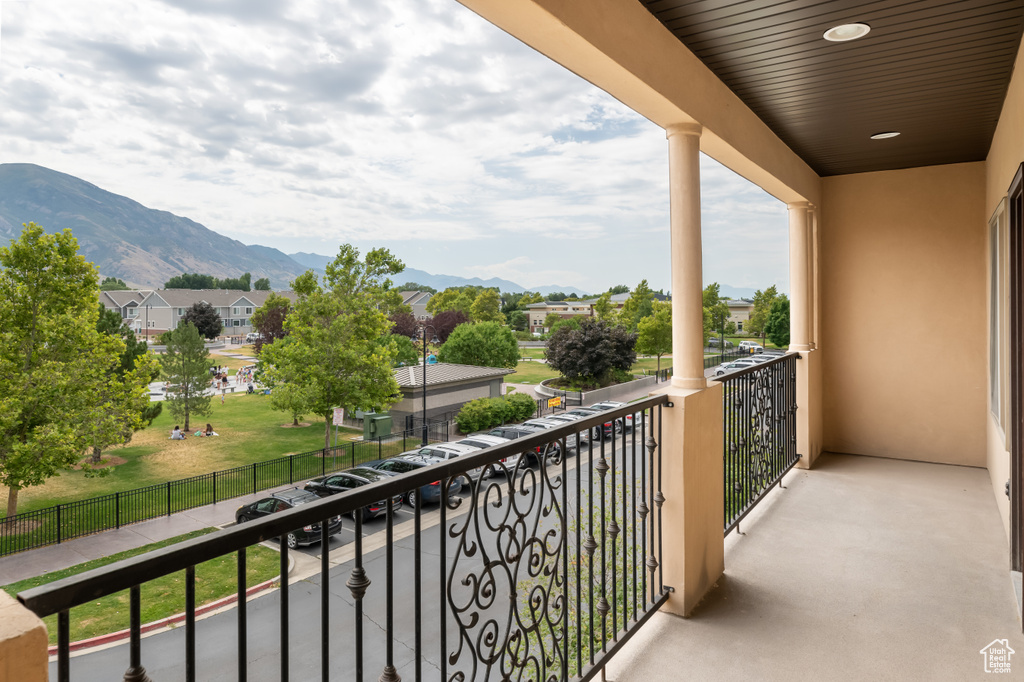 Balcony featuring a mountain view