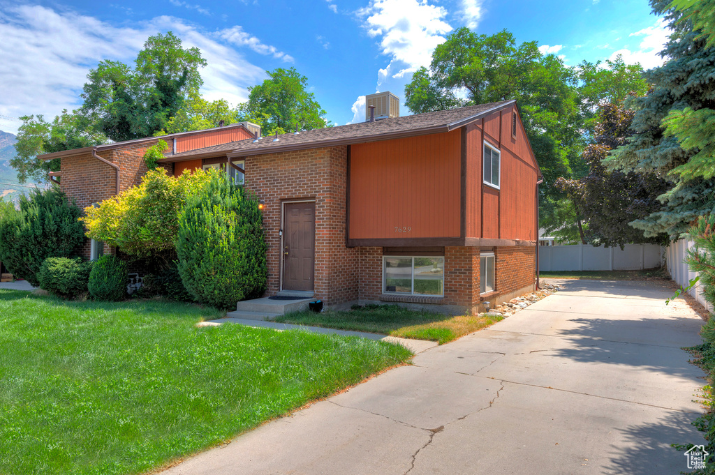 Split foyer home featuring a front yard