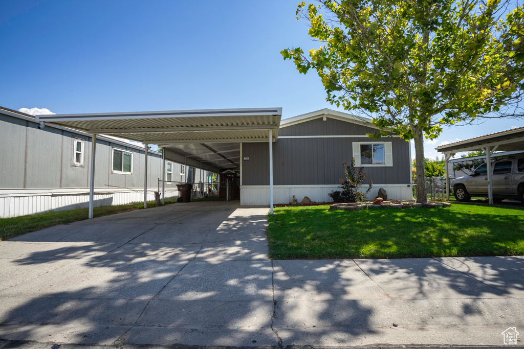 Manufactured / mobile home with a front yard