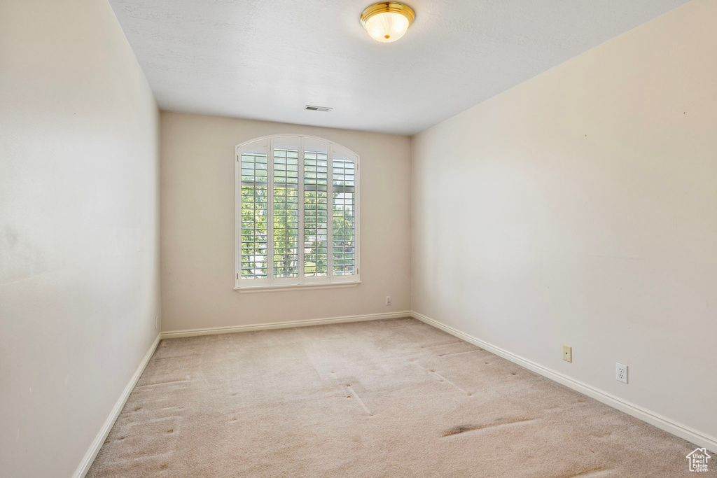 Spare room with carpet flooring