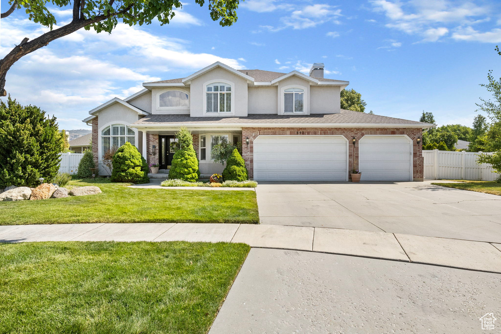 Front facade with a garage and a front yard