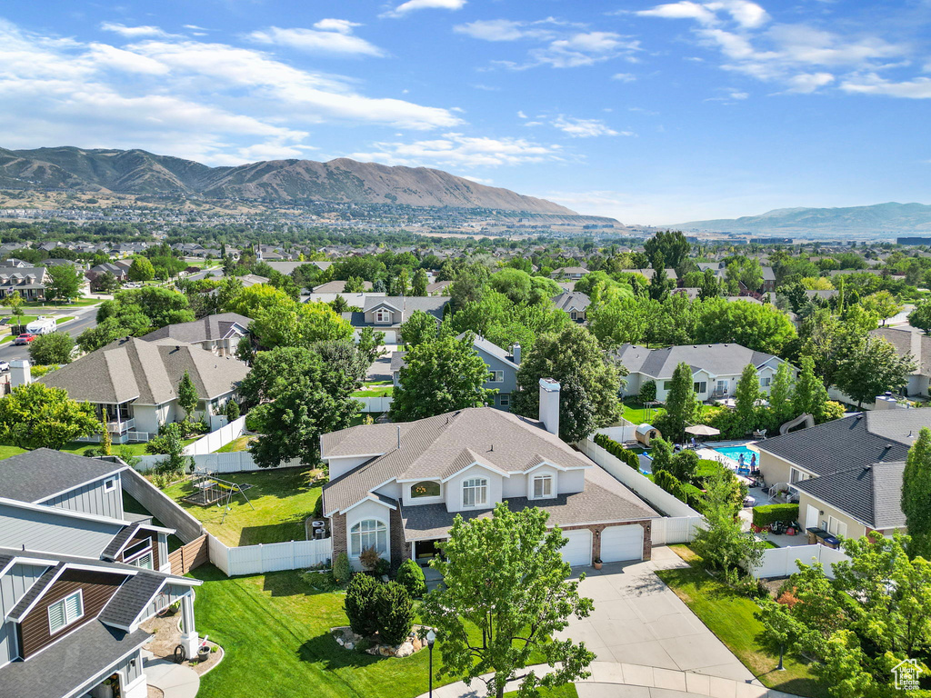 Aerial view with a mountain view