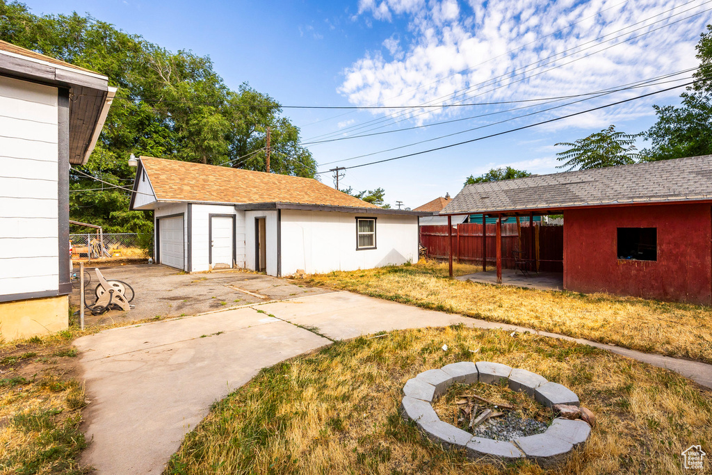 View of yard featuring an outdoor structure and a garage