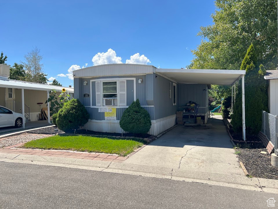 Manufactured / mobile home with a carport