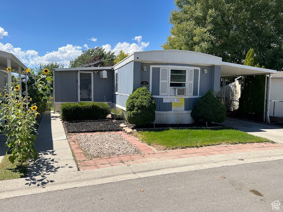 Manufactured / mobile home with a carport