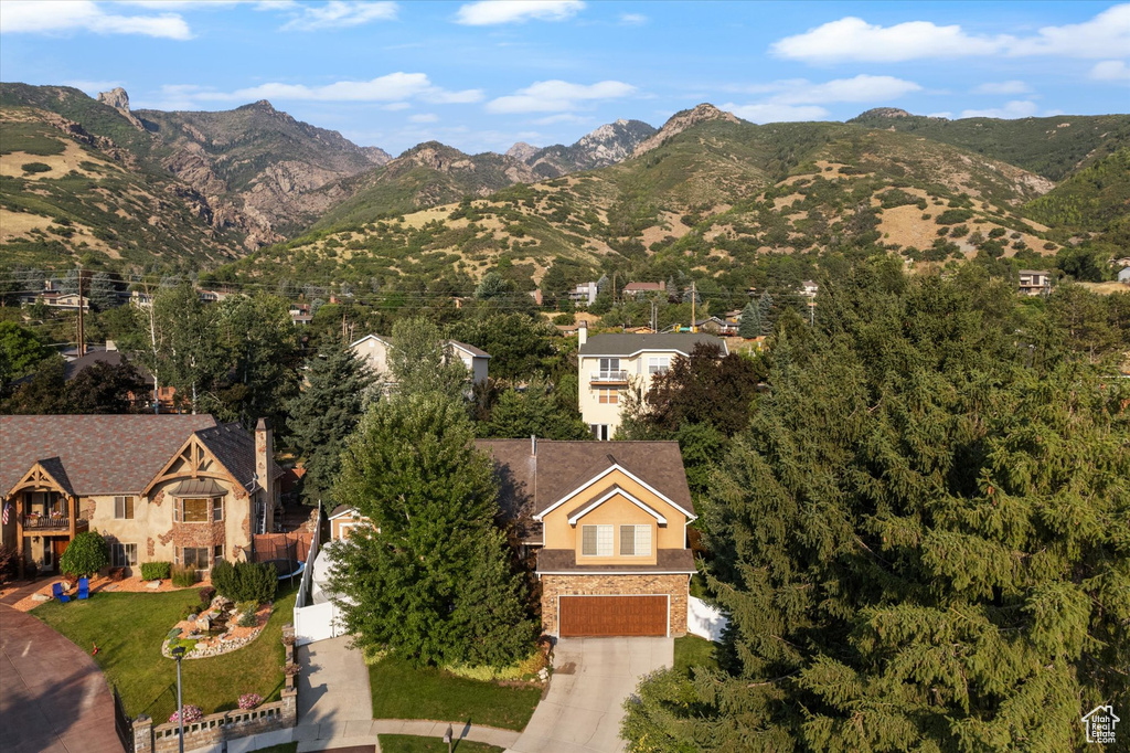 Aerial view with a mountain view