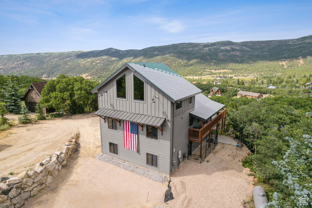 Bird's eye view with a mountain view