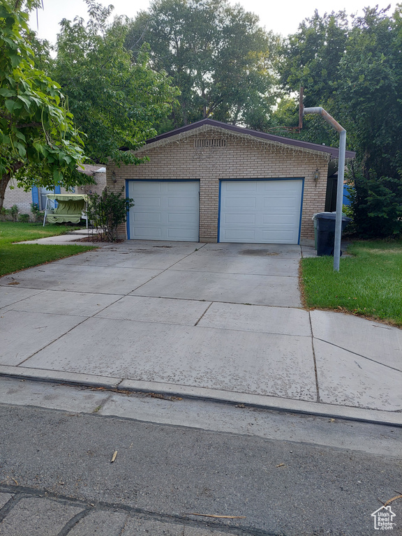 View of front of home featuring a garage