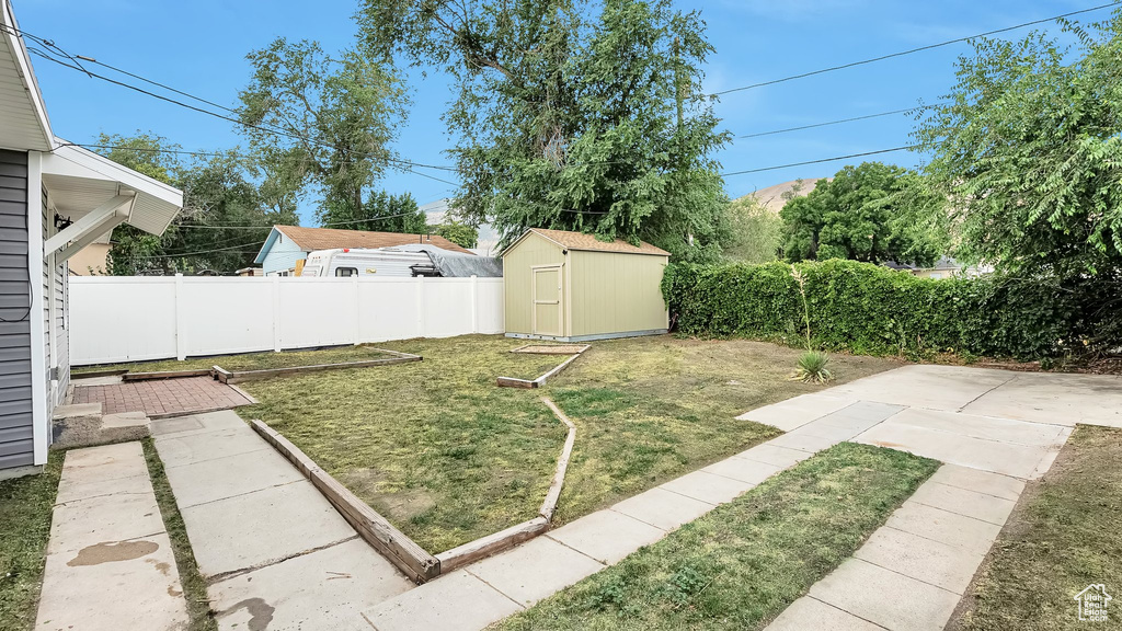 View of yard featuring a storage shed