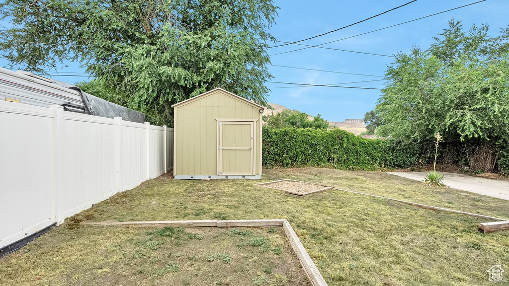 View of yard featuring a shed