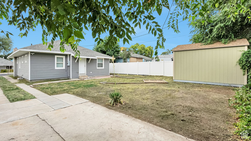 View of yard featuring an outdoor structure