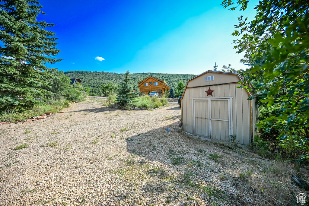 View of yard featuring a storage shed