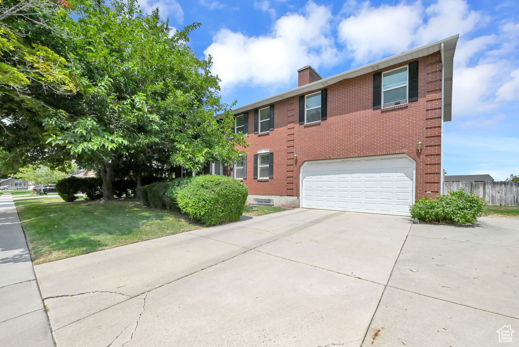 View of front of house featuring a garage