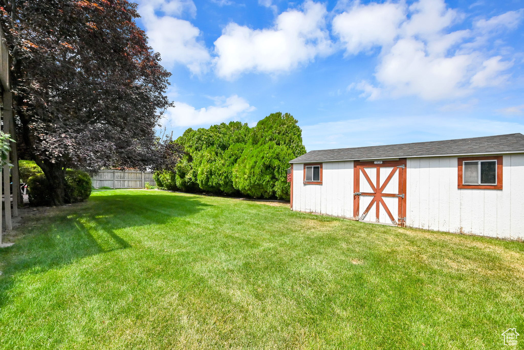 View of yard with a storage shed