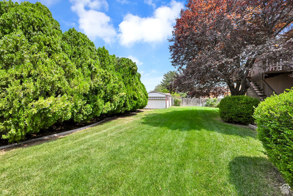 View of yard featuring an outdoor structure