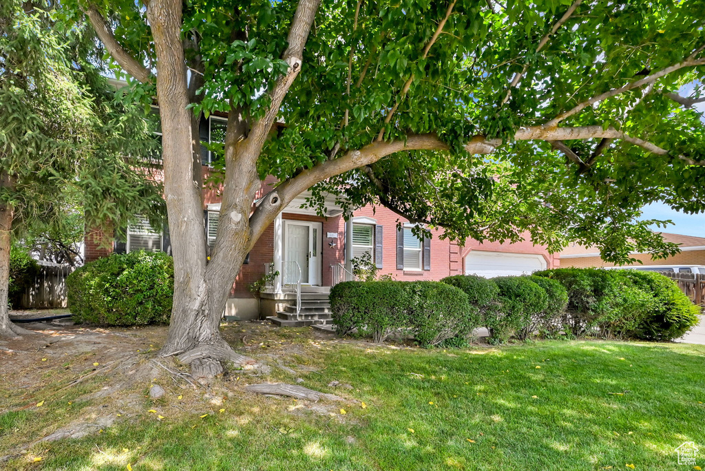 View of front of property featuring a front lawn