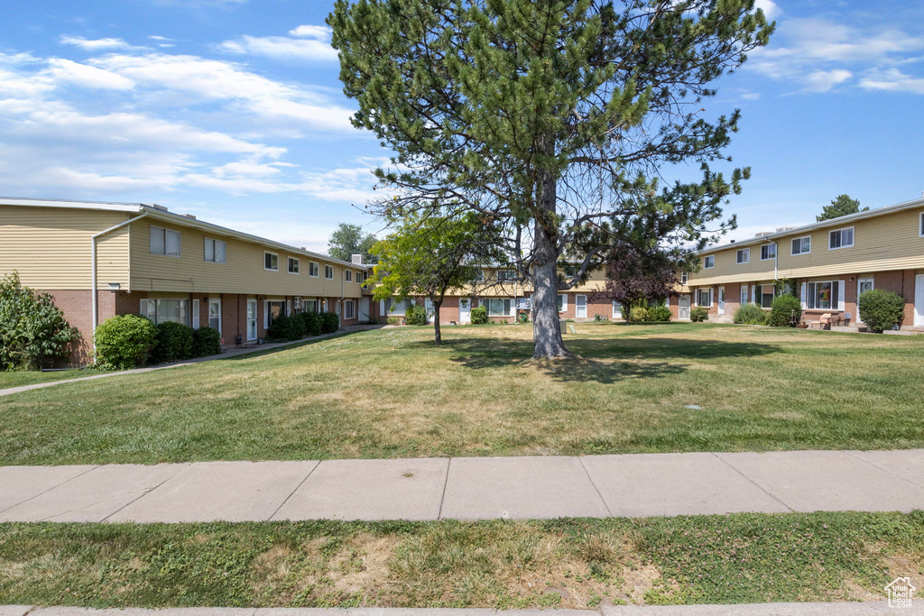 View of home\\\\\\\'s community with a lawn