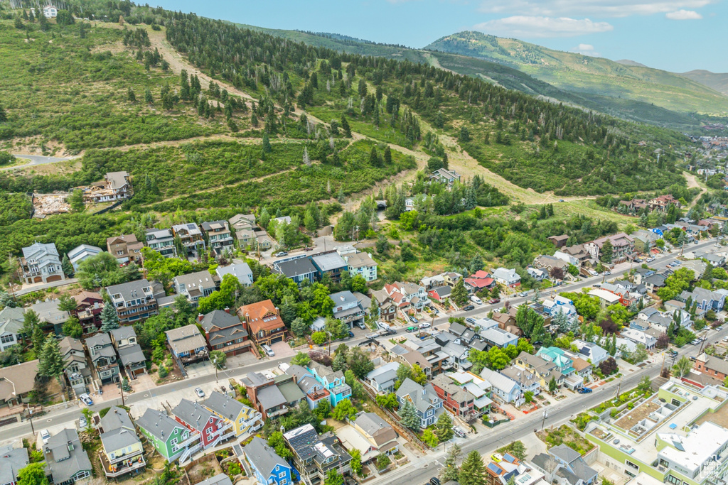 Bird\'s eye view with a mountain view