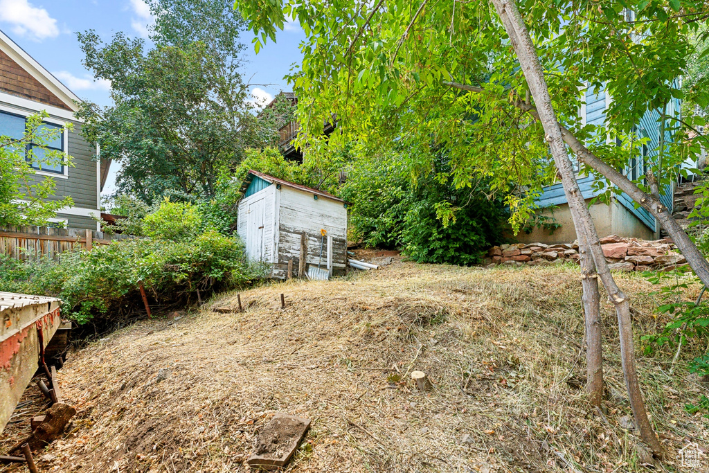 View of yard featuring a storage shed