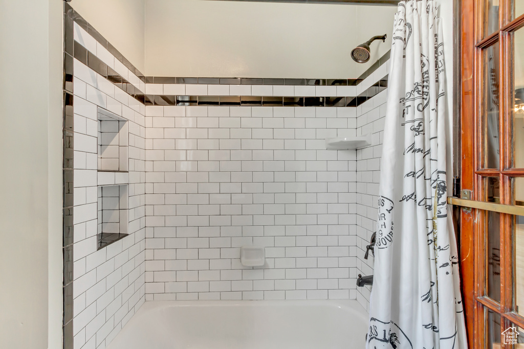 Bathroom with shower / tub combo with curtain