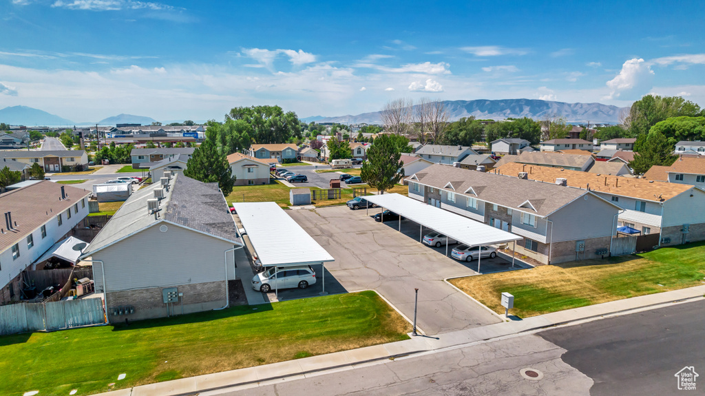 Bird\'s eye view with a mountain view