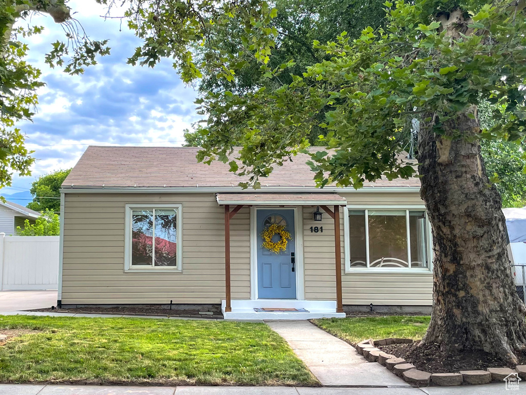 View of front of house featuring a front lawn