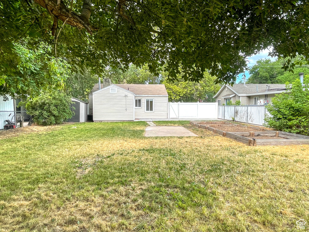 View of yard featuring an outdoor structure