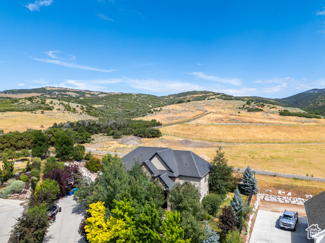 Bird\\\'s eye view with a mountain view