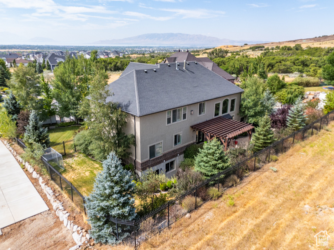 Birds eye view of property featuring a mountain view