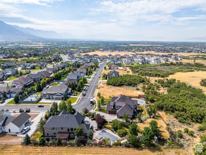 Bird\\\'s eye view featuring a mountain view