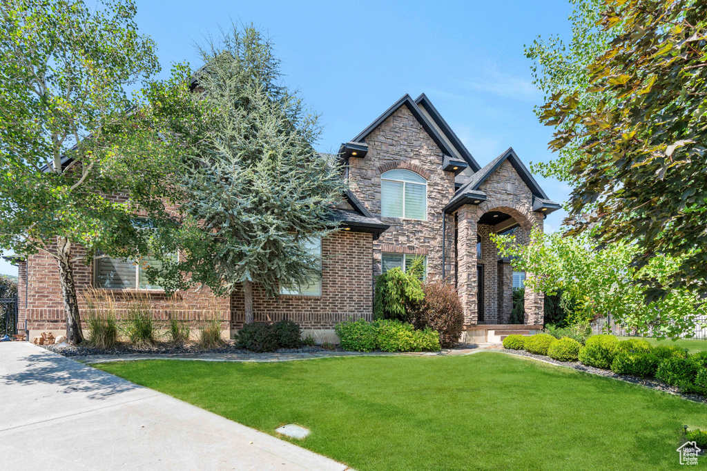 View of front facade featuring a front yard