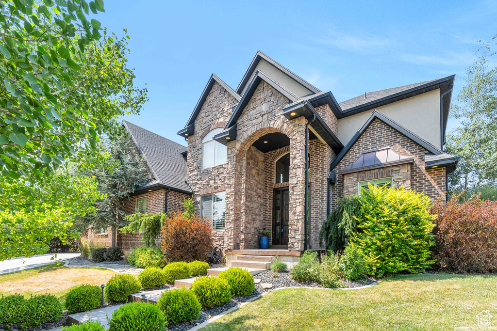 View of front facade featuring a front yard