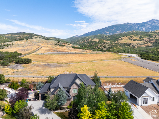 Bird\\\'s eye view with a mountain view