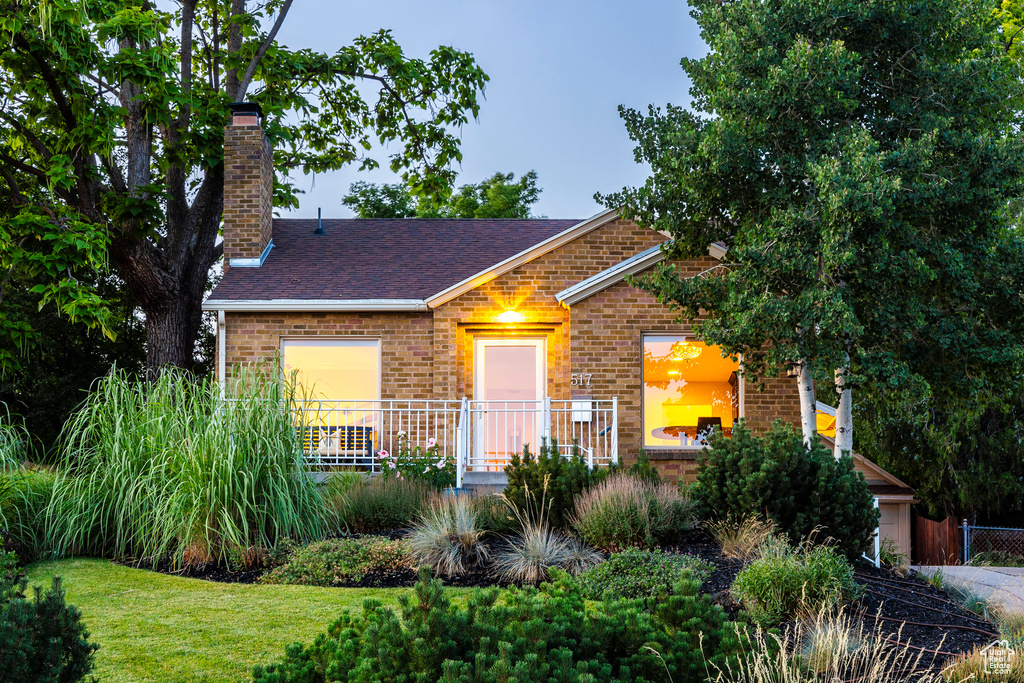 View of front facade featuring a front lawn