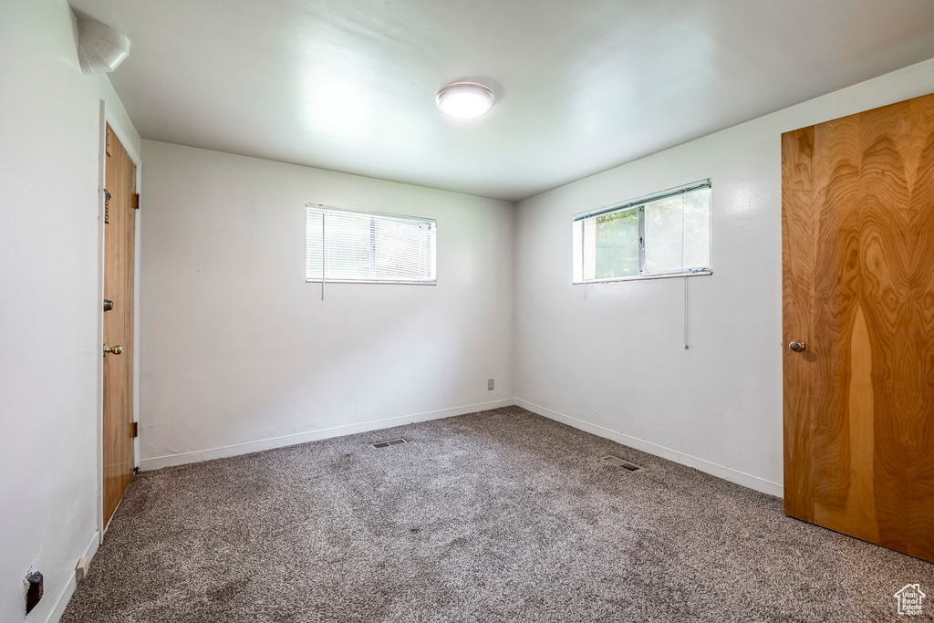 Unfurnished room with carpet flooring