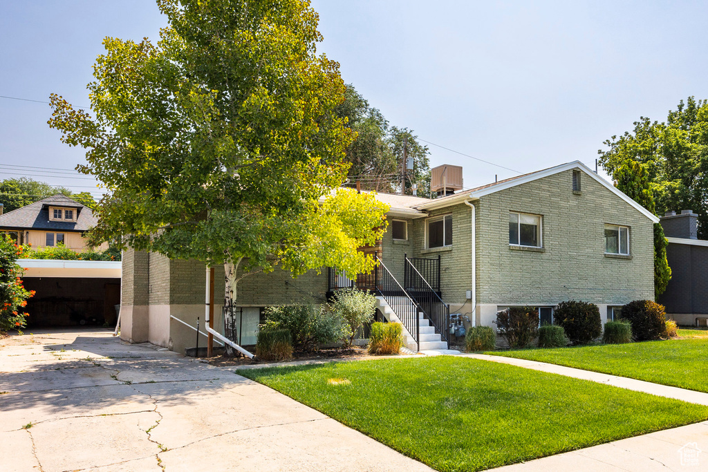 View of front facade with a front yard