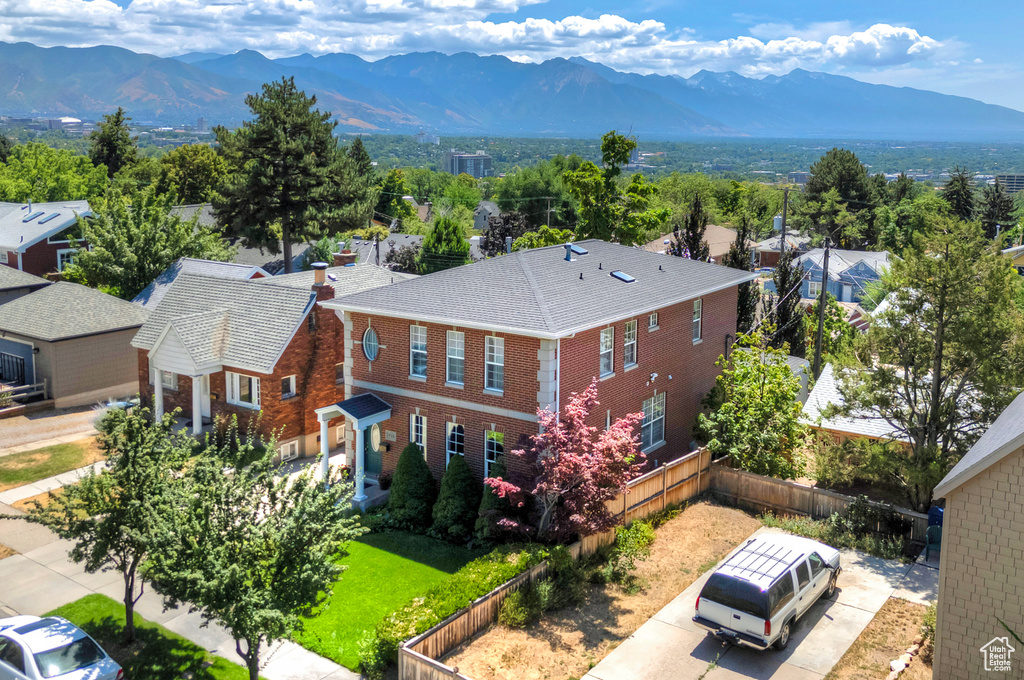 Birds eye view of property featuring a mountain view