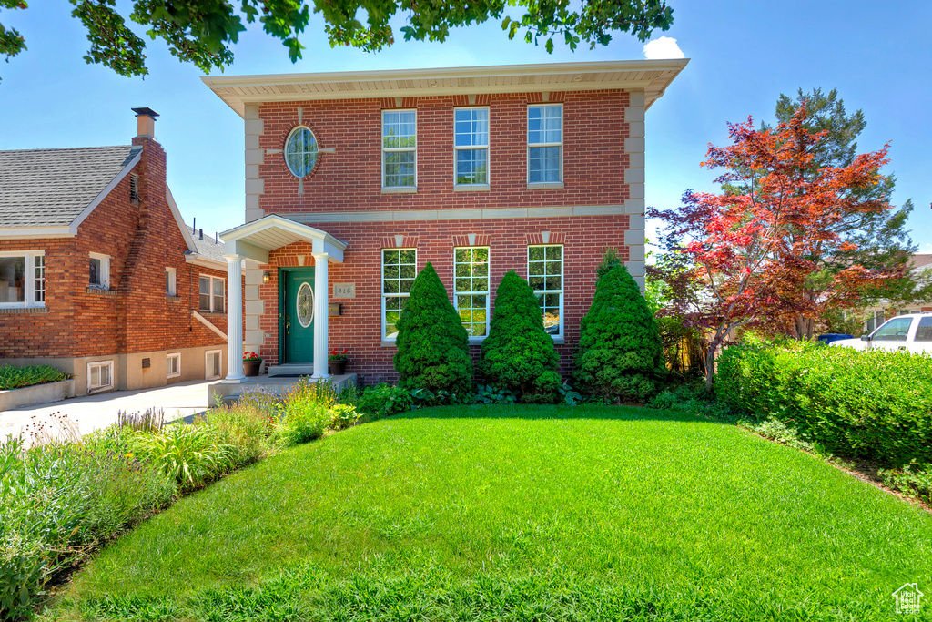 View of front facade with a front yard