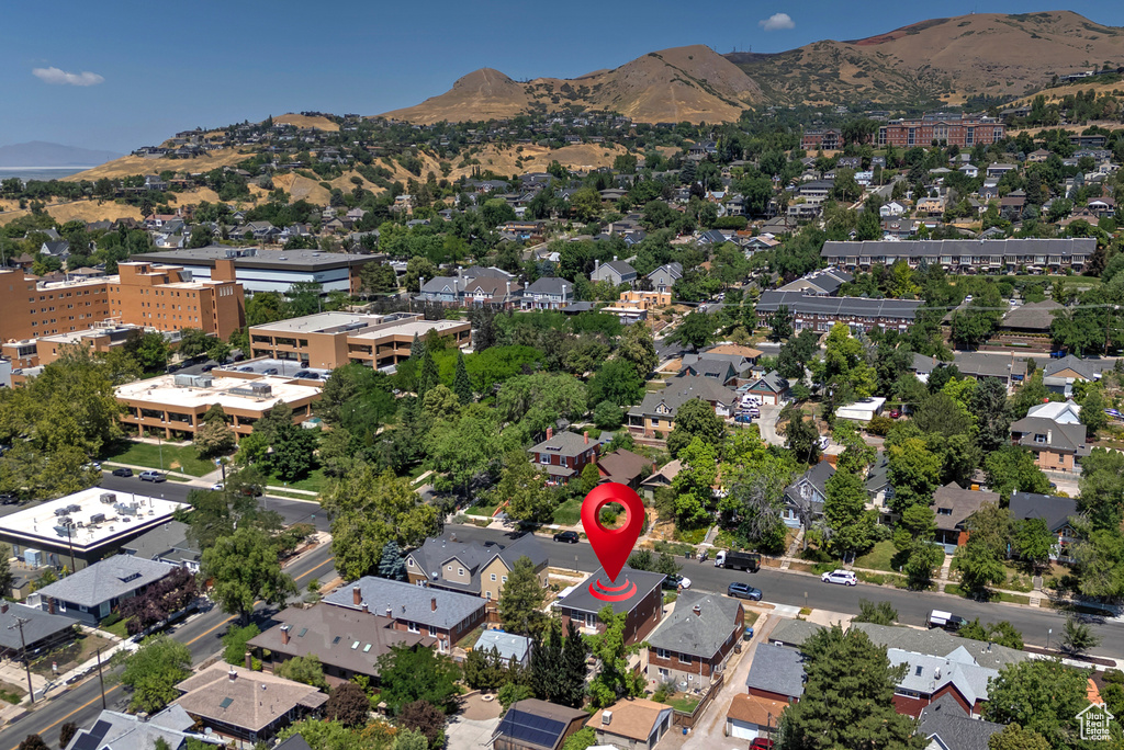 Bird\'s eye view with a mountain view