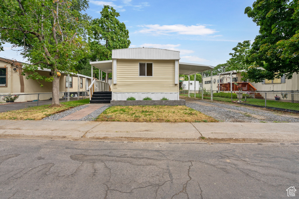 Manufactured / mobile home featuring a porch