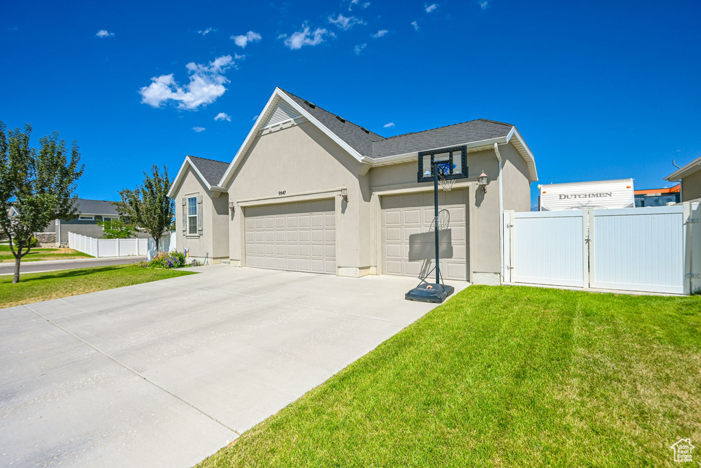 View of front facade featuring a front yard