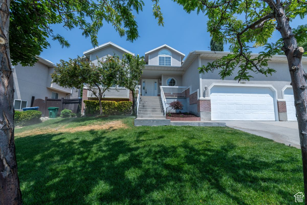 View of front of house featuring a front yard