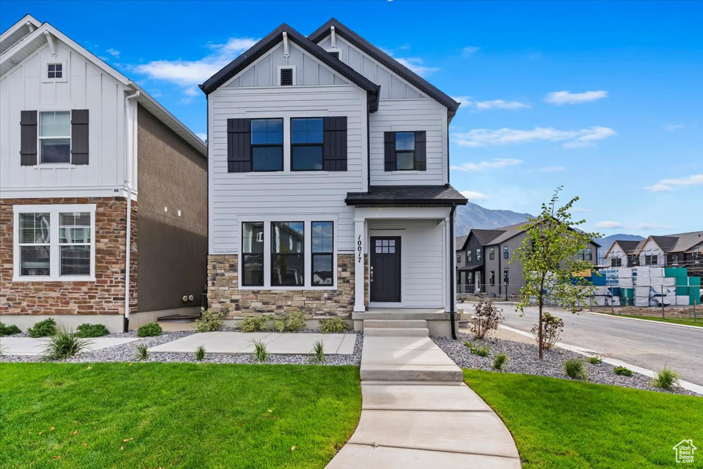 Modern farmhouse featuring a front yard