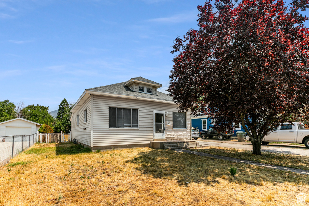 Bungalow with a front yard