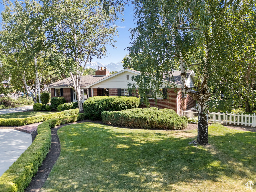 View of front facade with a front lawn