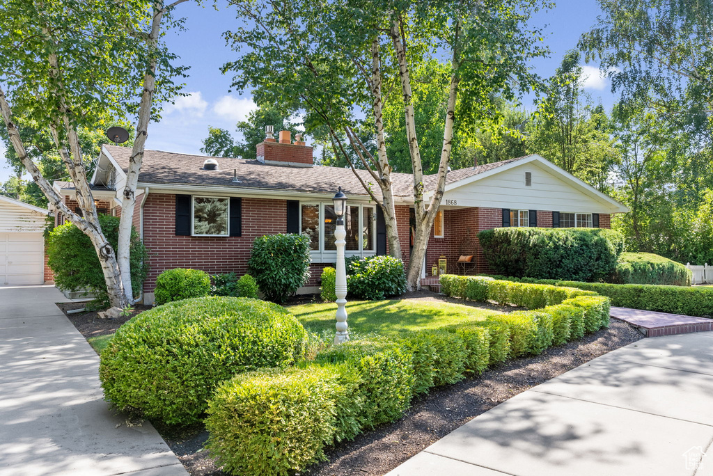 View of front of house featuring a garage