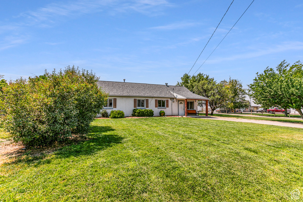 View of front of house featuring a front lawn