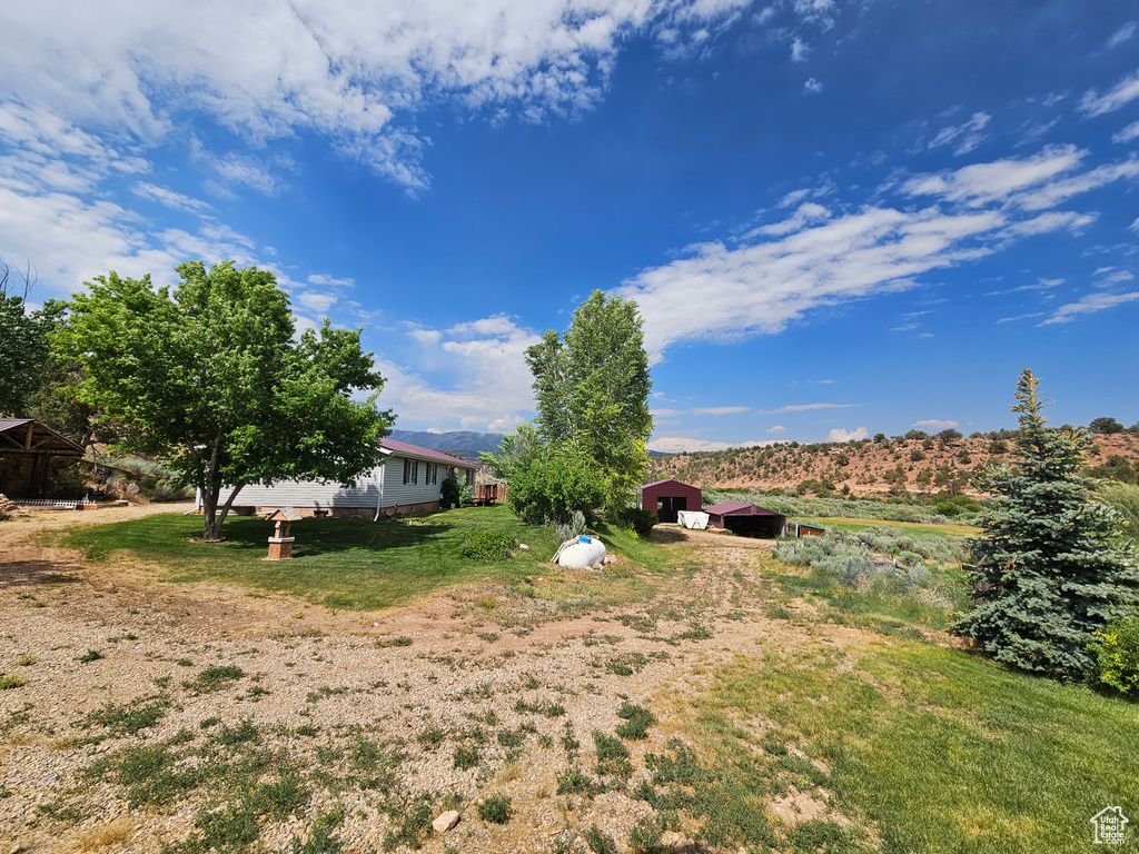 View of yard featuring an outdoor structure